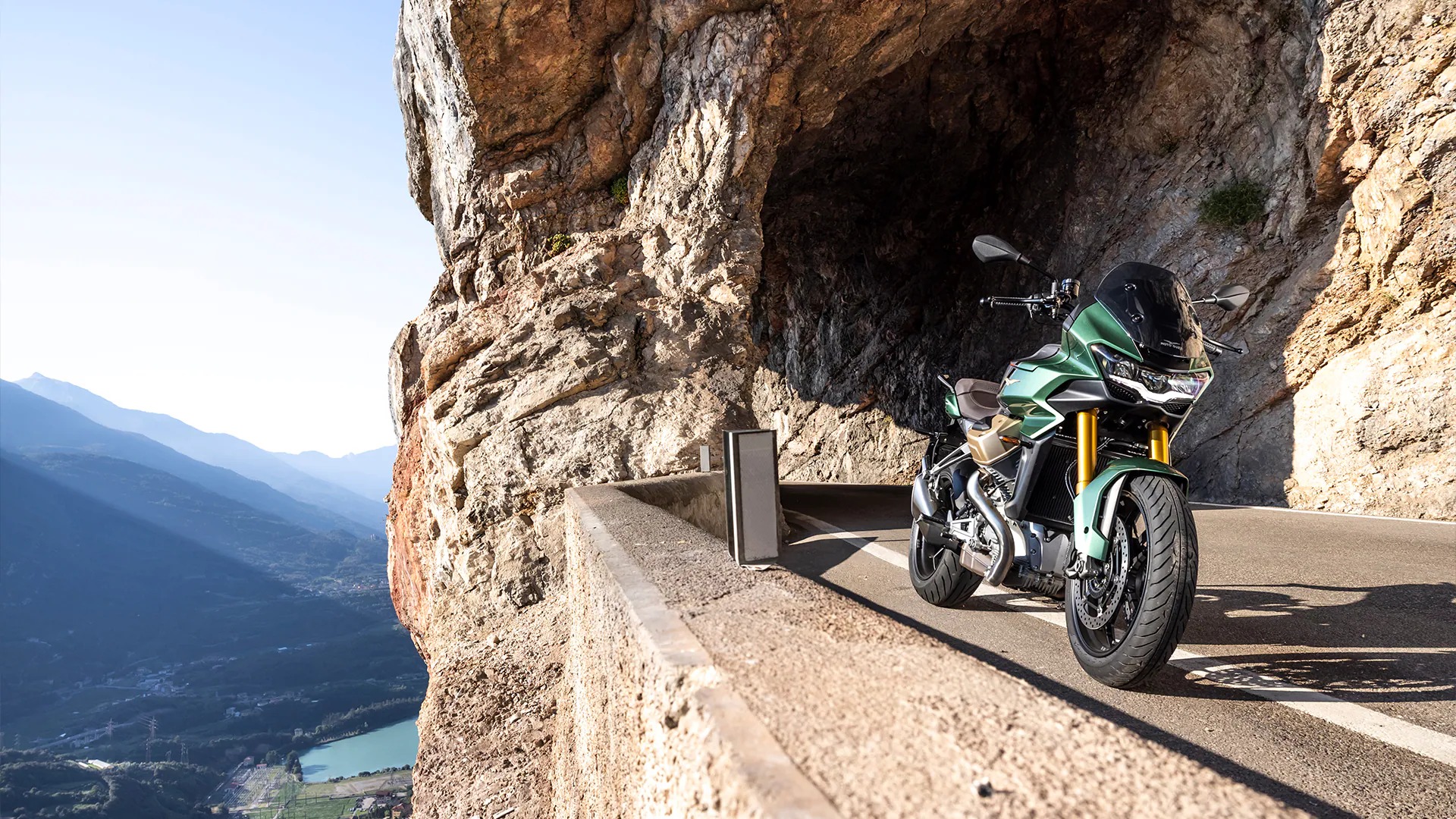 Moto Guzzi V100 Mandello S gallery 1