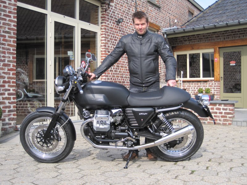 olen Moto Guzzi v7 café chris