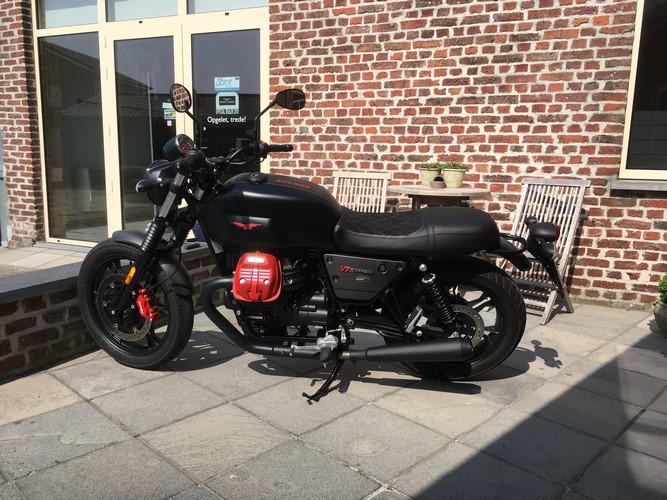 Oost Vlaanderen Moto Guzzi V7 III Carbon